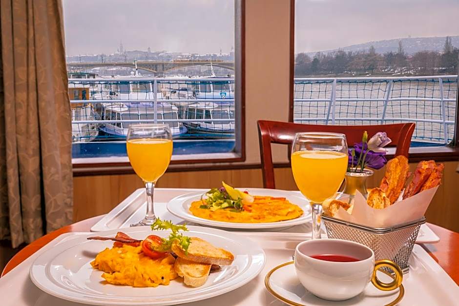 Fortuna Boat Hotel
