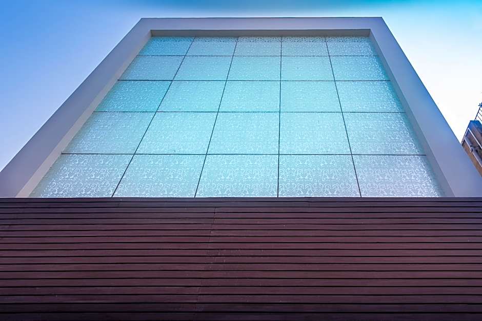 Treebo Vedanta, Metropolitan