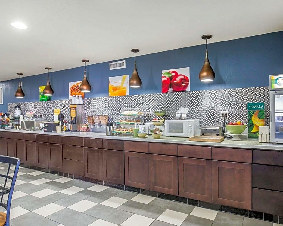 Rodeway Inn & Suites