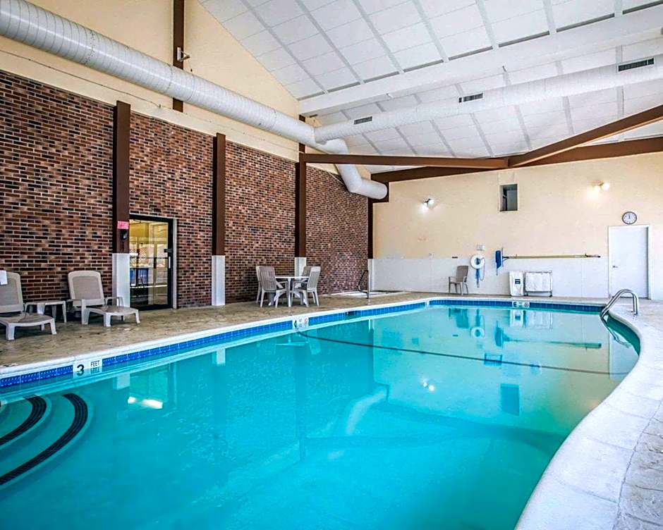 Clarion Inn & Suites At The Outlets Of Lake George