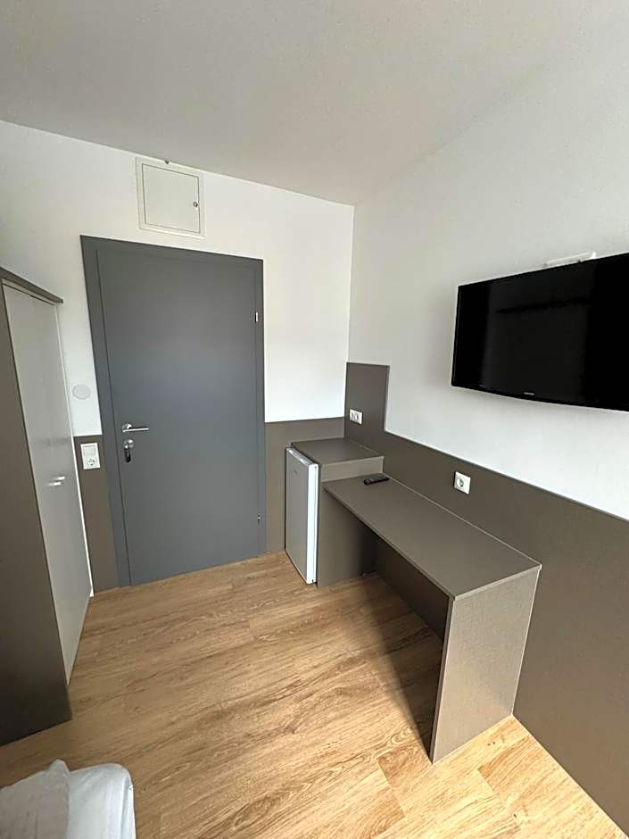 F Hotel 24h Check-In