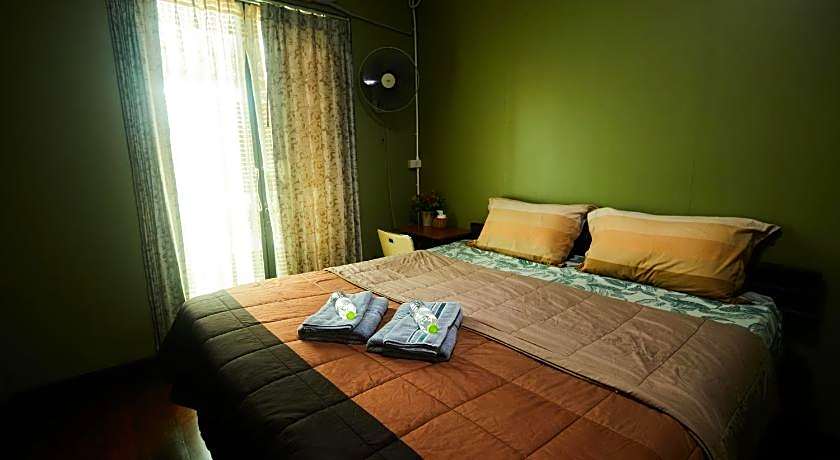 Chommuang Guest House At Ayutthaya.