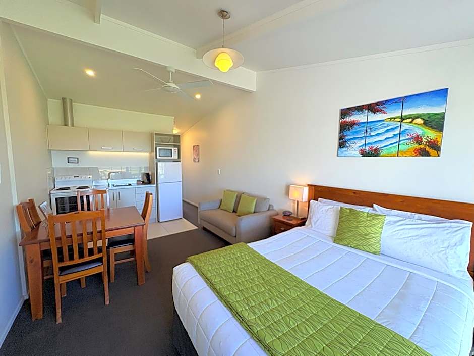 Baileys At The Beach Motel