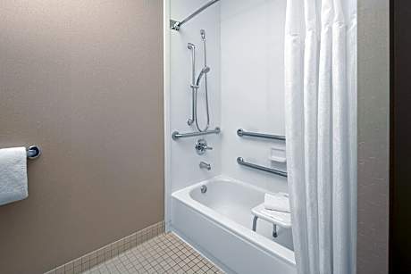 King Suite with Bathtub and Trundle Sofa - Mobility Access/Hearing Accessible