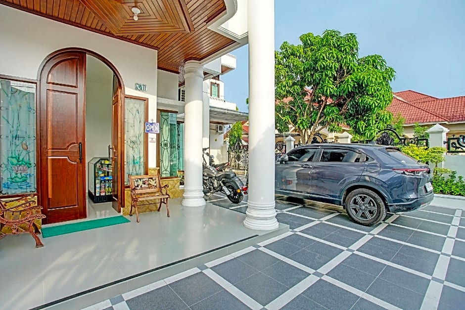 OYO 92990 Nena Kostel Syariah