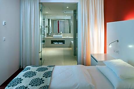 Senior Suite (with access to Rooftop Lounge)