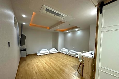 Premier Ondol Room
