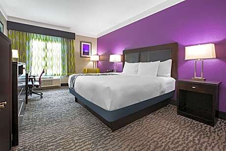 Deluxe King Room with Bath Tub - Mobility/Hearing Accessible - Non-Smoking