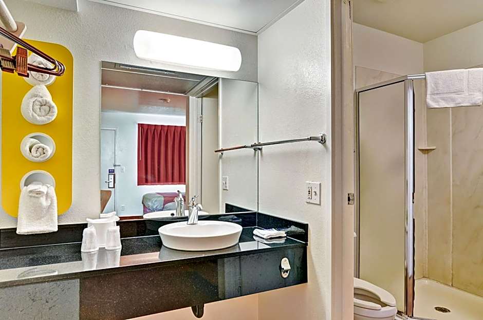 Motel 6 Pittsburgh - Crafton
