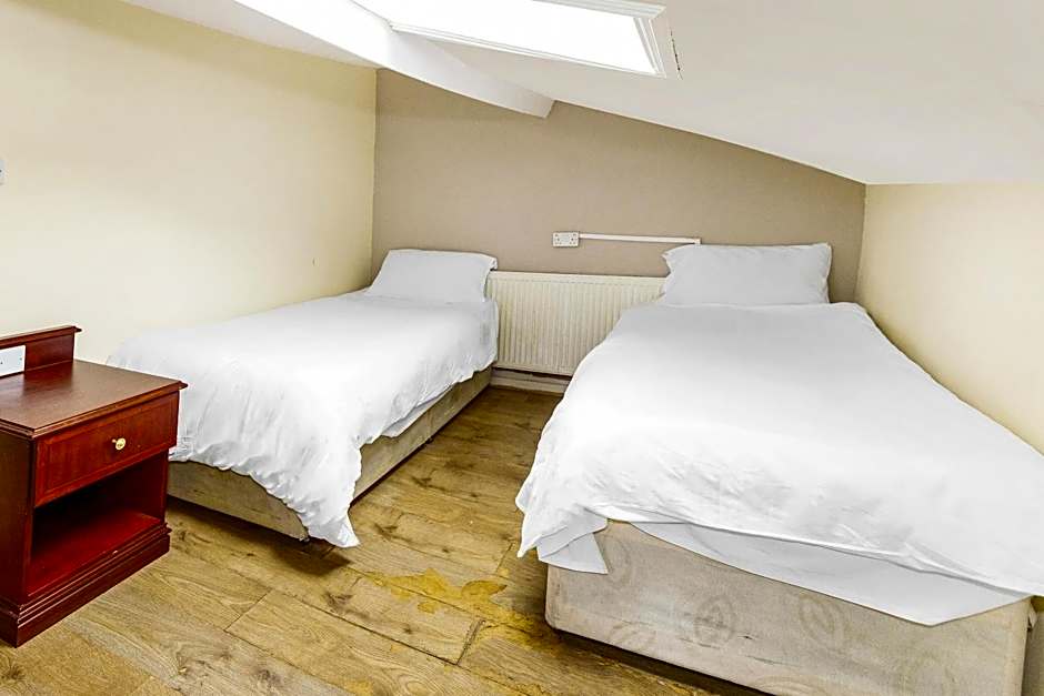 OYO Old Oak Tree Inn