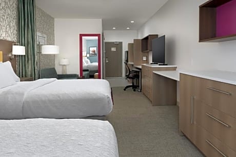 2Queen Mobility Accessible Tub Studio Suite