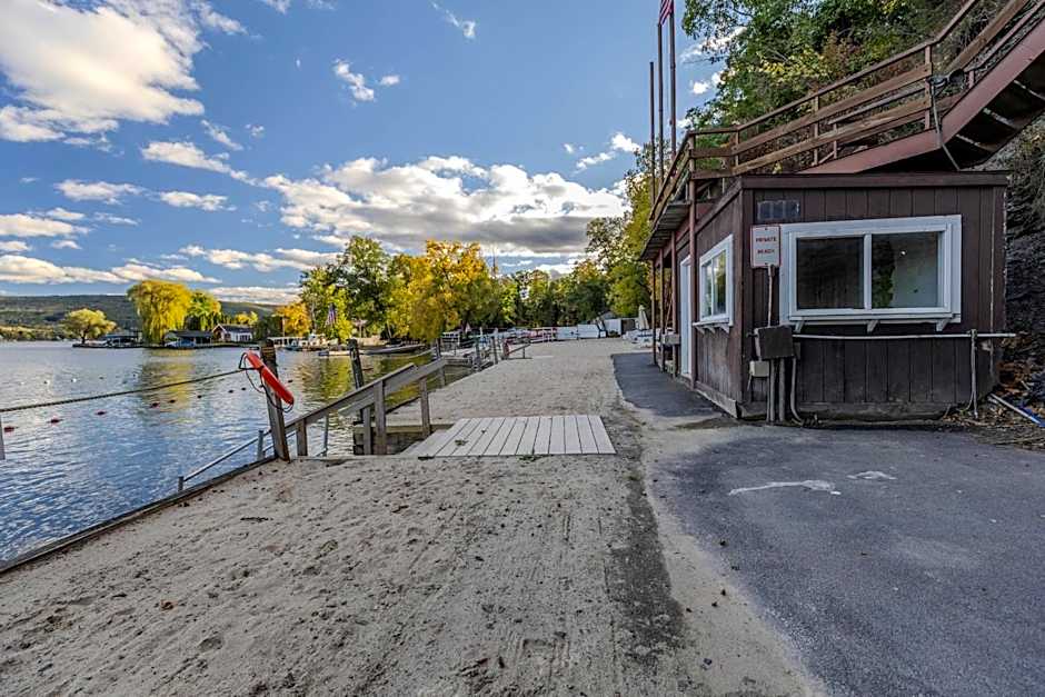 Canandaigua Lake Retreat with view and private beach access, foliage, hike, and Ski