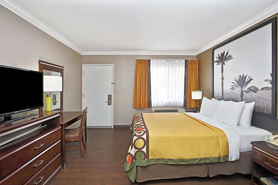 Super 8 by Wyndham Los Angeles-Culver City Area