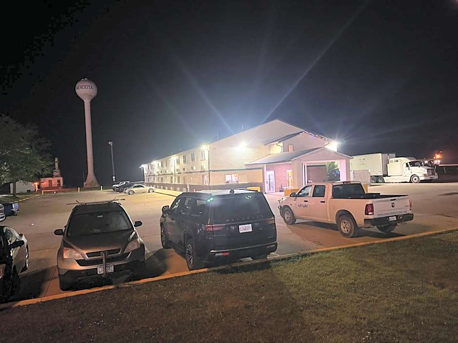 Super 8 by Wyndham Mendota I-39