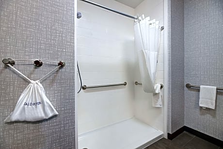 1 King Mobility Access With Tub Nonsmoking
