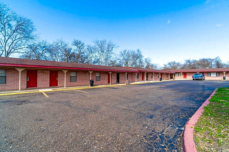 OYO Hotel Beeville -US 181