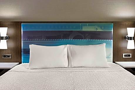 King Room with Roll-In Shower - Mobility Access/Non-Smoking
