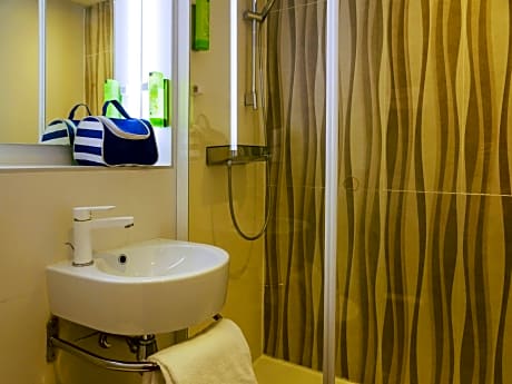 Pop room with 2 single beds