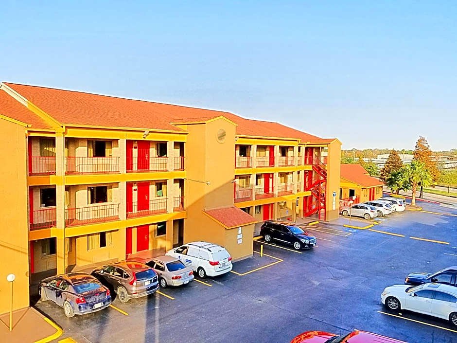 Howard Johnson by Wyndham Houston Hobby Airport