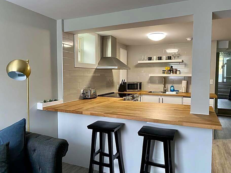 Hidden Getaway, BSMT with Back Yard