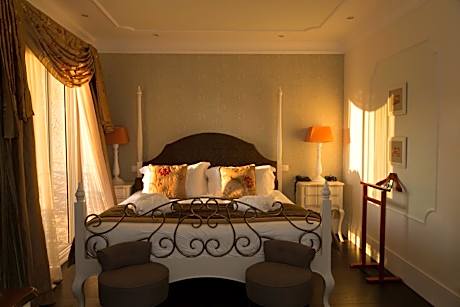 Classic Double Room with Terrace and River View