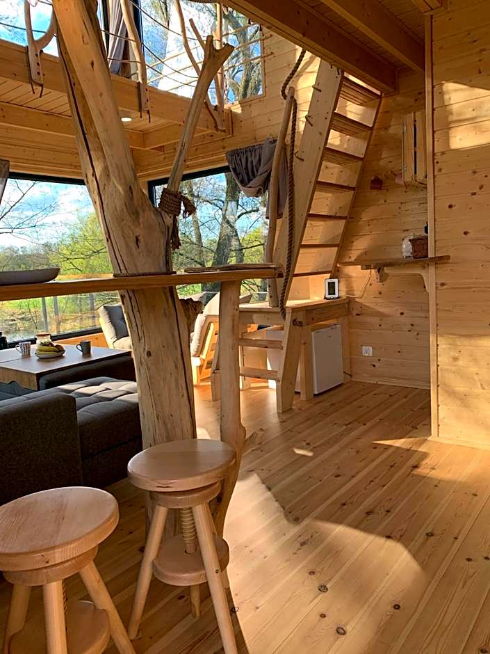 Domek na drzewie w Dolinie Uradu