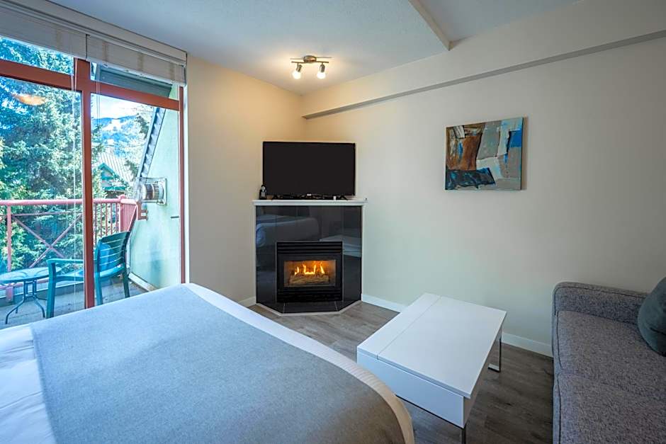 Alpenglow Lodge Sunny Studio with Sitting Area by MVA