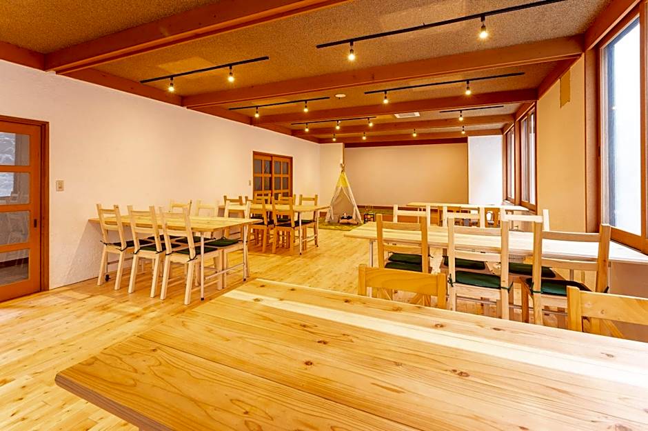 Hütte Jil Shirakabako at 1,400m