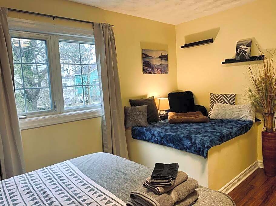 Cozy 2-BDRM, Mid Floor, Backyard