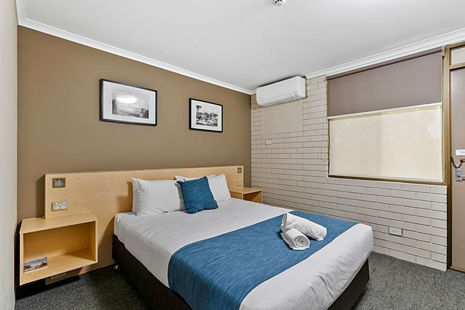 Photo 1 of 31 of Morayfield Tavern
