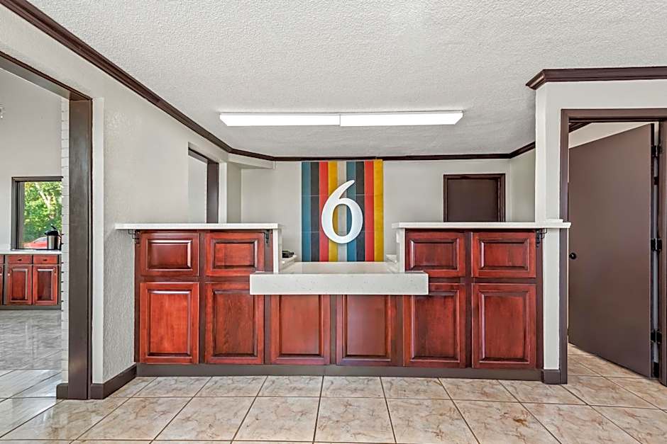 Studio 6 Hammond, LA I12 I55