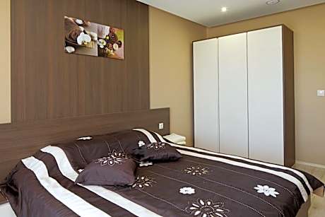 One-Bedroom Suite with Side Sea View