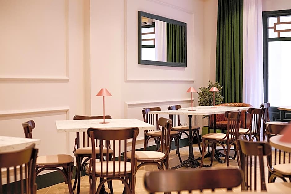 Honest Granada Hotel