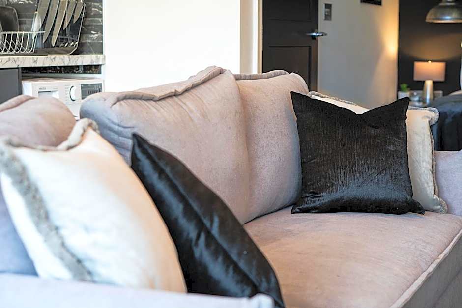 Studio & 1 Bedroom Apartments - PE1 - Contractor Friendly - Free Parking - Sofa Beds - Sky TV - Full Kitchen - Washer Dryer - WiFi