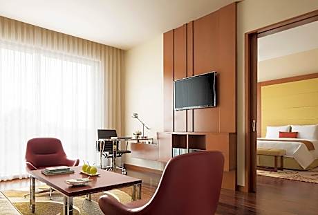 2 Hours Executive Lounge, 1 Bedroom 2 room Suite, 1 King