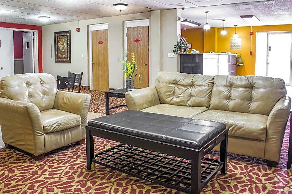Econo Lodge Inn & Suites