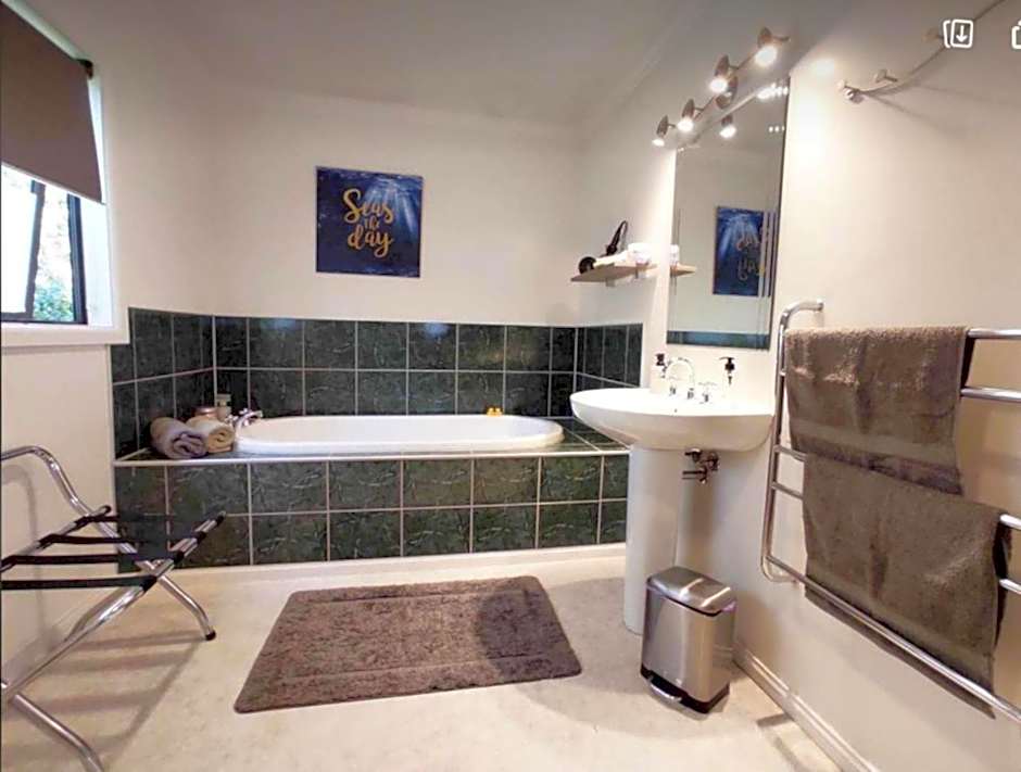 Golden Caves - Bed and Breakfast