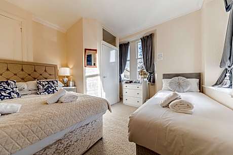 Triple room-Comfort-Ensuite-Street View