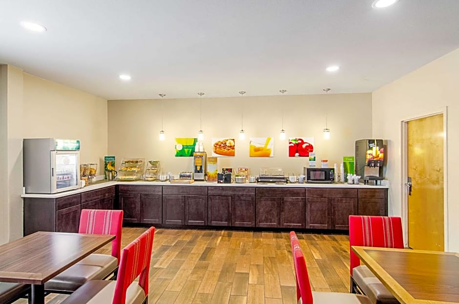 Quality Inn & Suites Near Tanger Outlet Mall