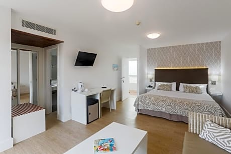 Double Room (2 Adults + 2 Children)