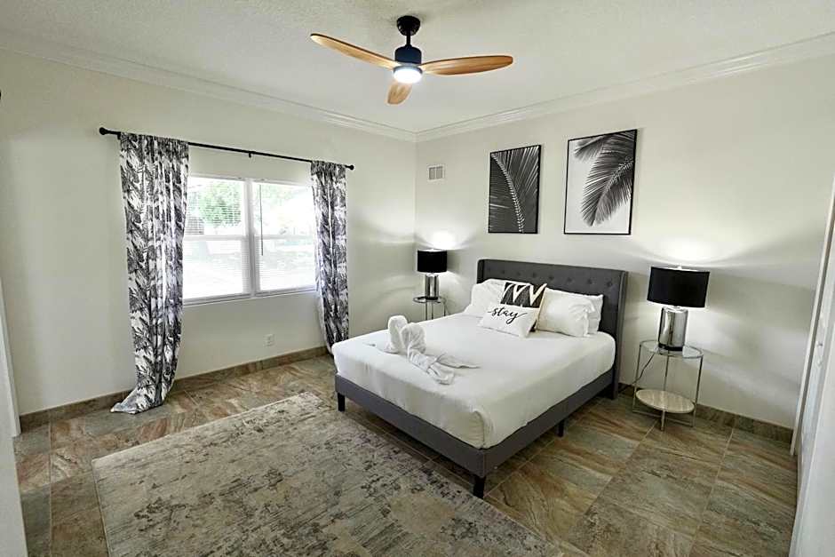 SōLE Suite #1-2 min to BEACH-Patio & Courtyard