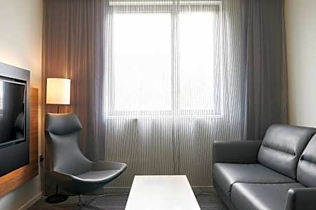 Moxyfied Family Sleeper, Larger Guest room, City view