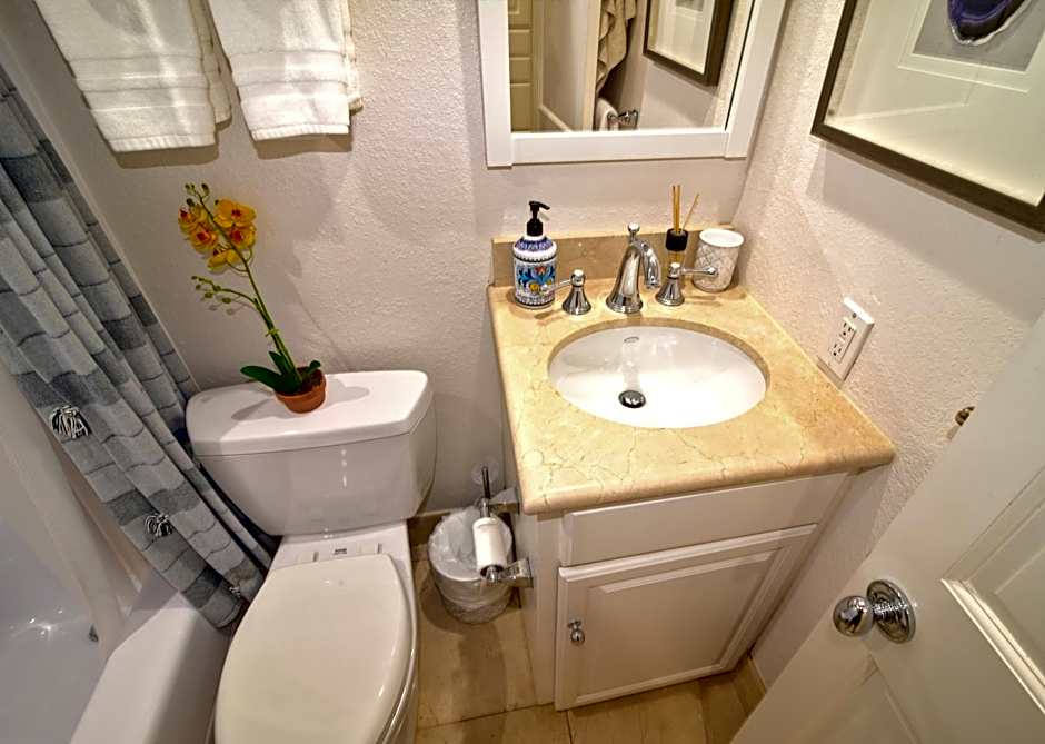 Tropical Beach Condo - Pool, Shops, 86" TV, WiFi