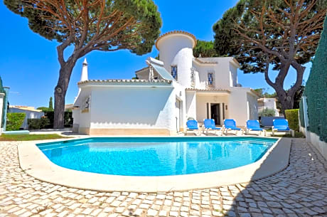 Private pool villa walking distance to the centre