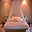 Tingala Lodge - Bed in the Bush