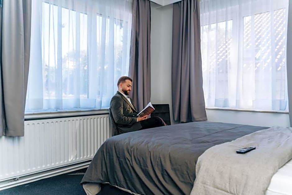 Atomihotel: Contemporary Comfort Steps from the Atomium!