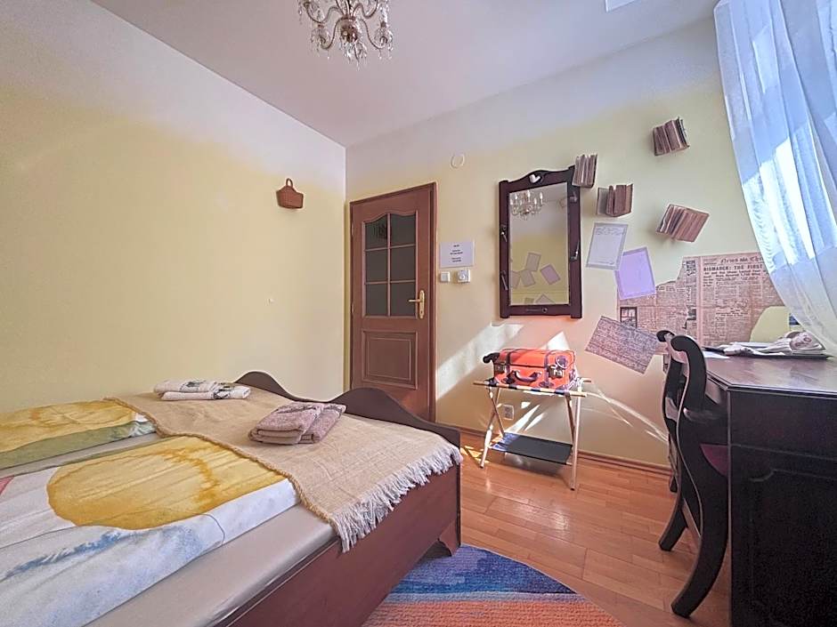 Poet's Theme Room, Free Parking