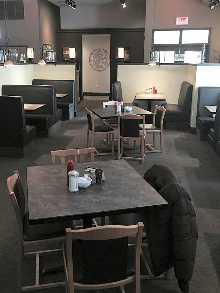 121 Steakhouse & Motel