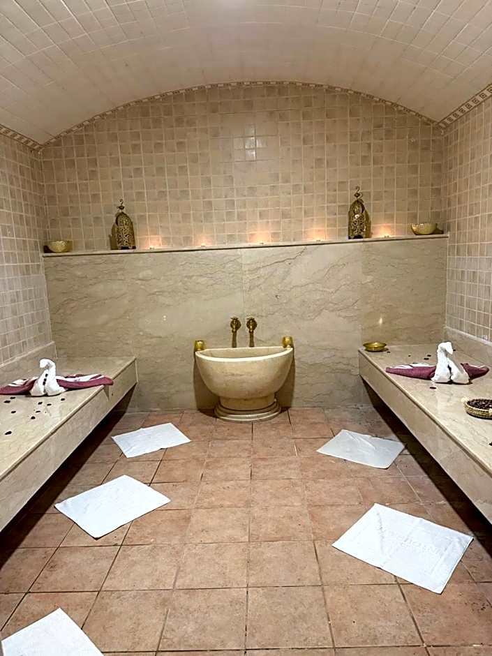 Intouriste Hôtel & Suites