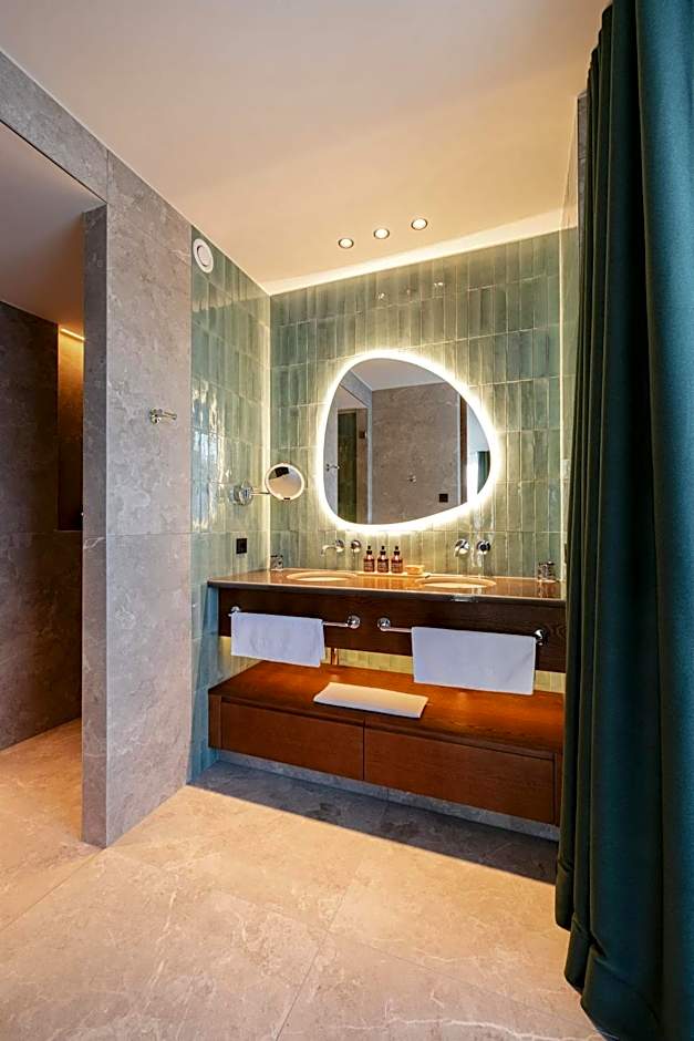New Hotel Kristberg in Lech with SPA, outdoor pool and view